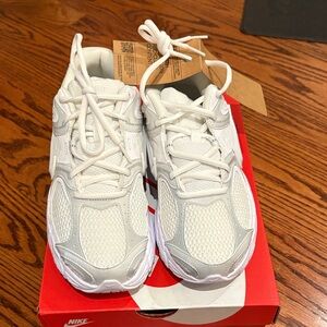 Nike V5 RNR Women’s White Sneakers